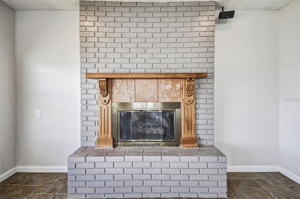 Activo con contrato: $1,390,000 (4 camas, 2 baños, 2273 Pies cuadrados)