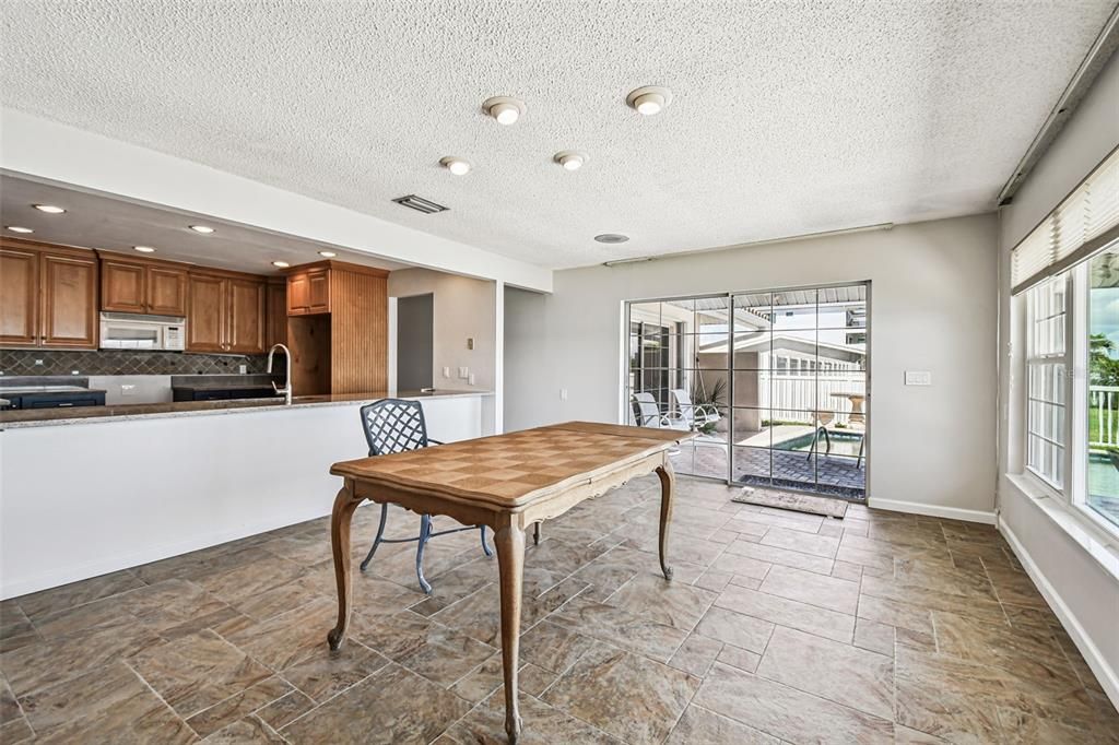 Activo con contrato: $1,390,000 (4 camas, 2 baños, 2273 Pies cuadrados)