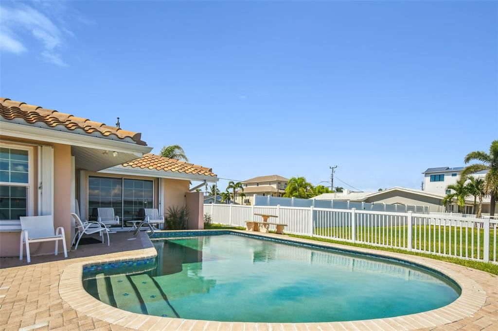 Activo con contrato: $1,390,000 (4 camas, 2 baños, 2273 Pies cuadrados)