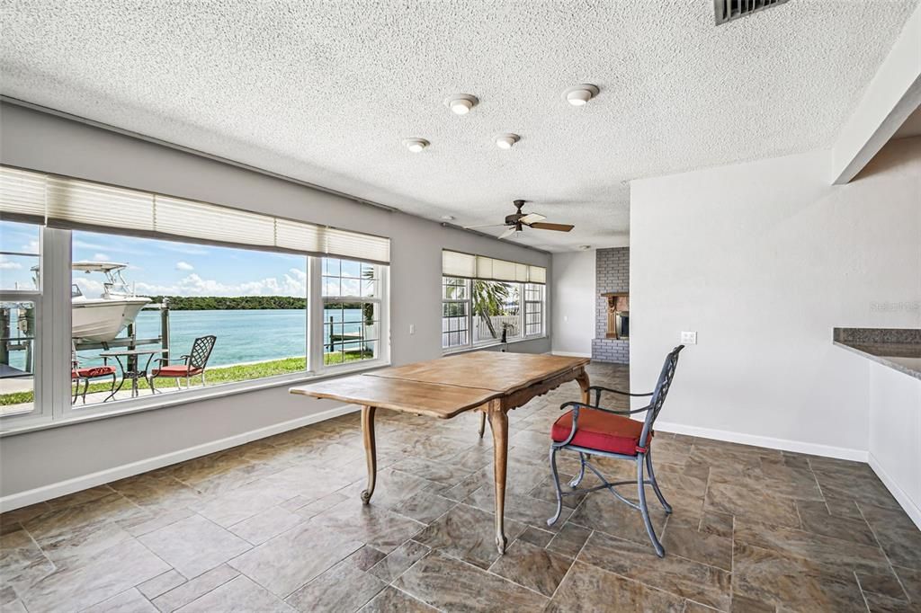 Activo con contrato: $1,390,000 (4 camas, 2 baños, 2273 Pies cuadrados)