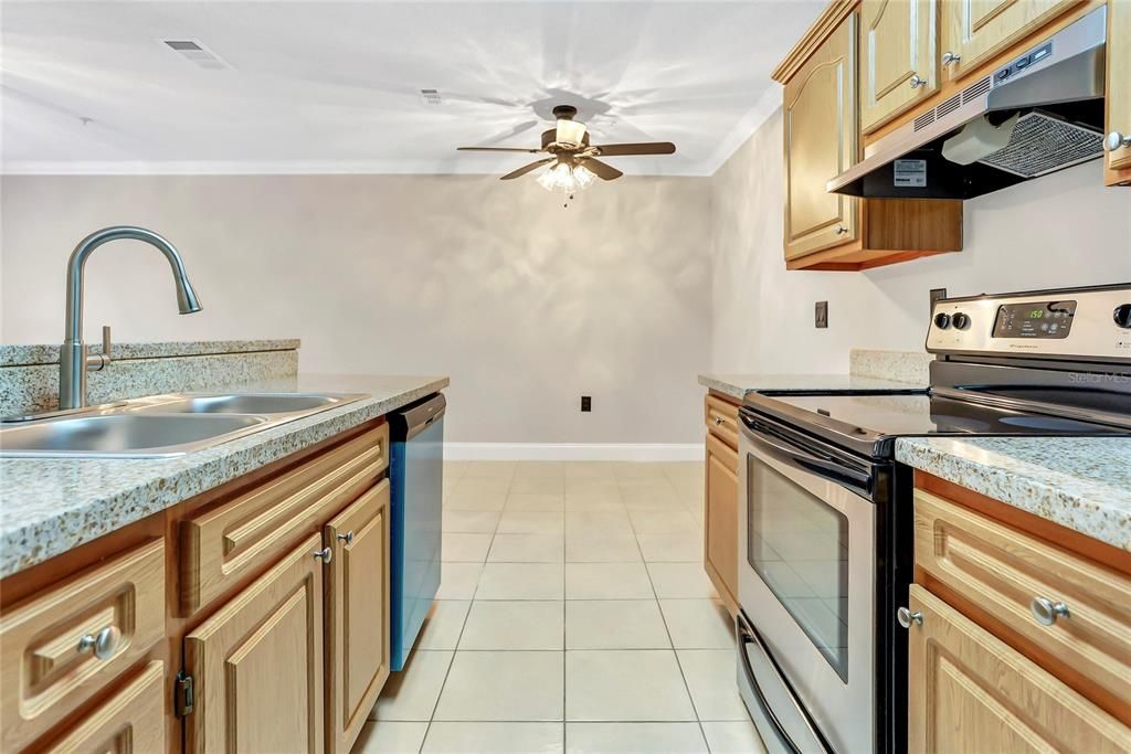 Kitchen w Granite counter tops