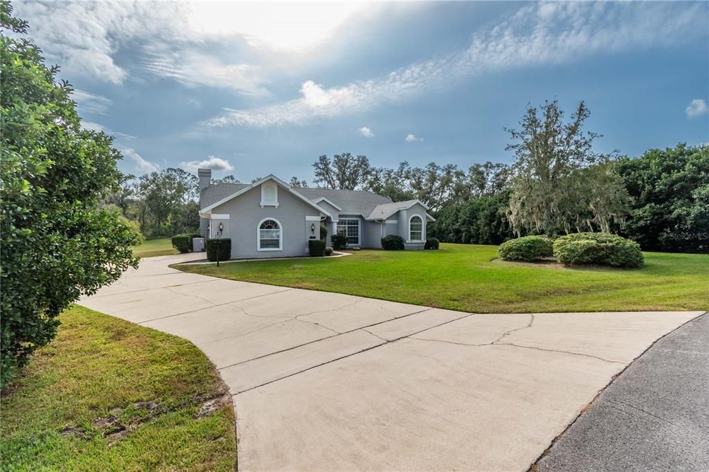 For Sale: $665,000 (3 beds, 2 baths, 2578 Square Feet)