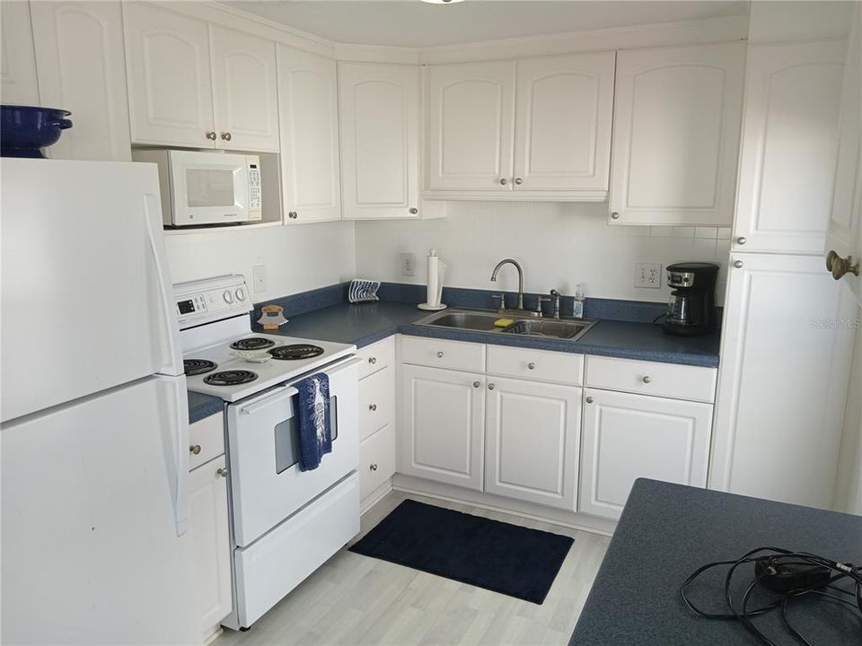 For Sale: $125,000 (2 beds, 2 baths, 864 Square Feet)