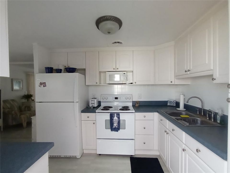 For Sale: $125,000 (2 beds, 2 baths, 864 Square Feet)