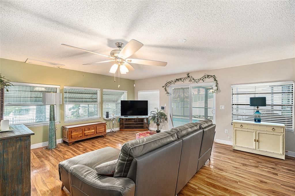 For Sale: $285,000 (2 beds, 2 baths, 1386 Square Feet)