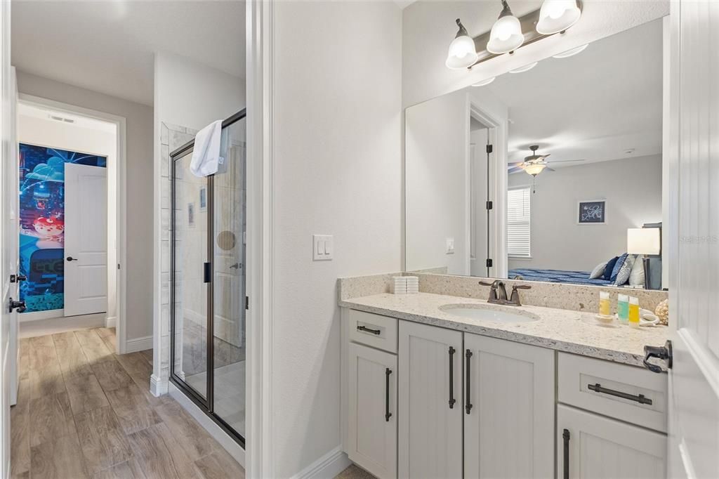 This jack and jill bathroom gives privacy and convenience to families traveling with their children.