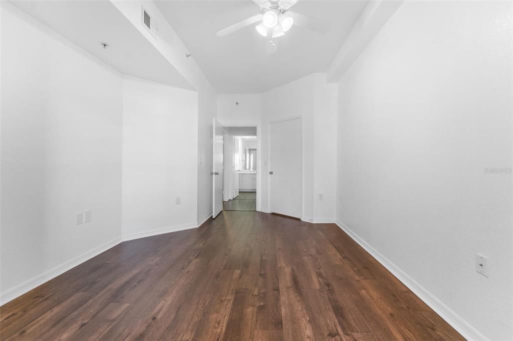 For Sale: $345,000 (1 beds, 1 baths, 743 Square Feet)