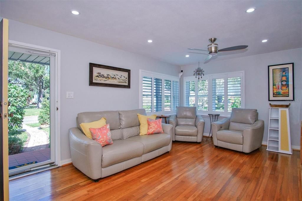 For Sale: $689,000 (2 beds, 1 baths, 1099 Square Feet)