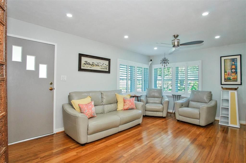 For Sale: $689,000 (2 beds, 1 baths, 1099 Square Feet)