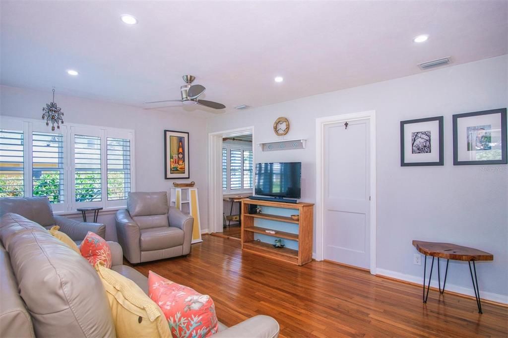 For Sale: $689,000 (2 beds, 1 baths, 1099 Square Feet)