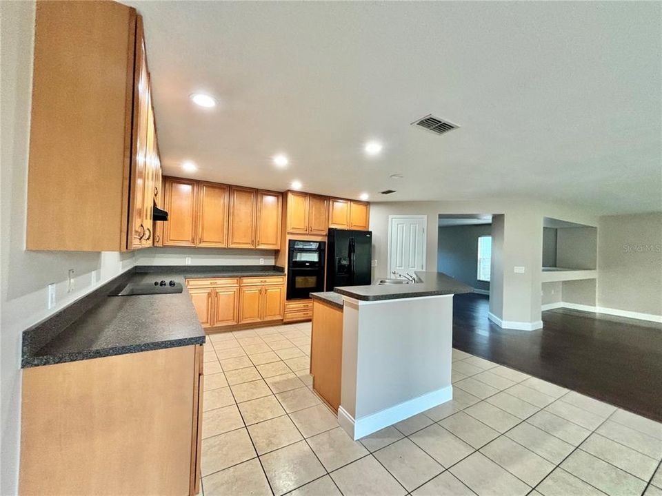 For Rent: $2,250 (4 beds, 2 baths, 2587 Square Feet)