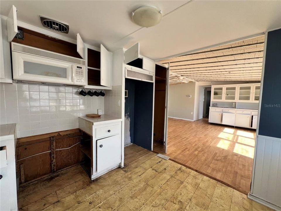 For Sale: $175,000 (2 beds, 2 baths, 902 Square Feet)