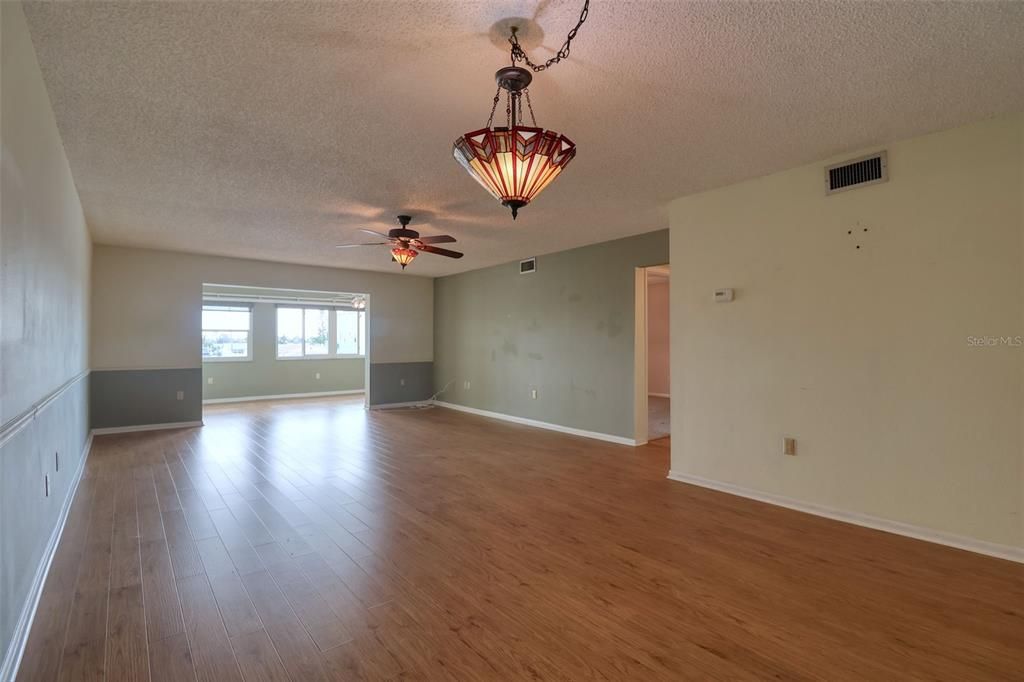 For Sale: $194,900 (2 beds, 2 baths, 1388 Square Feet)