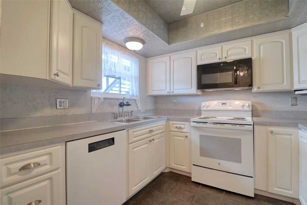 For Sale: $194,900 (2 beds, 2 baths, 1388 Square Feet)