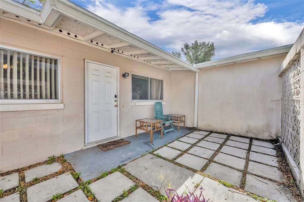 For Sale: $275,000 (3 beds, 2 baths, 1096 Square Feet)