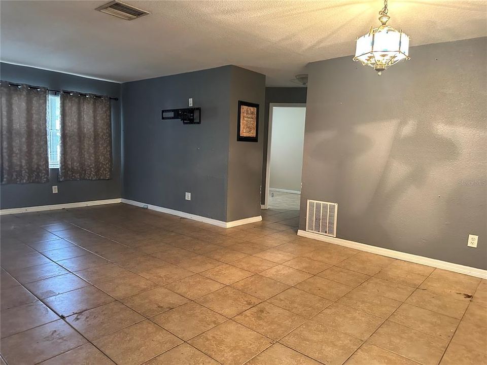 For Sale: $299,900 (2 beds, 2 baths, 1056 Square Feet)