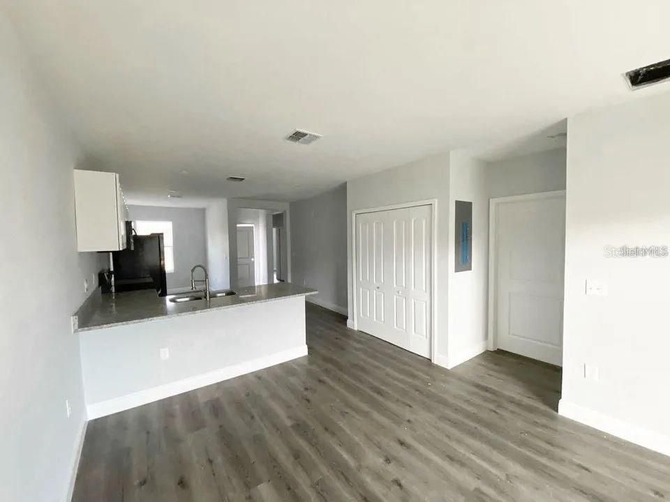 For Rent: $1,797 (3 beds, 2 baths, 2324 Square Feet)