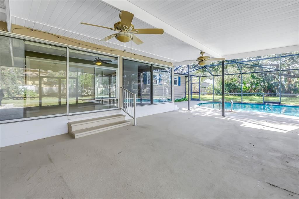 Large screened in patio.