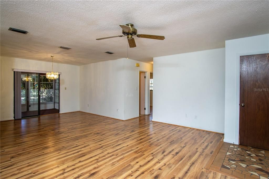 For Sale: $234,500 (2 beds, 1 baths, 1076 Square Feet)