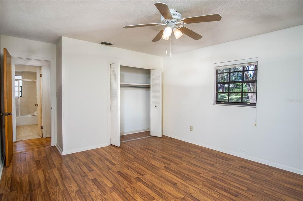 For Sale: $234,500 (2 beds, 1 baths, 1076 Square Feet)