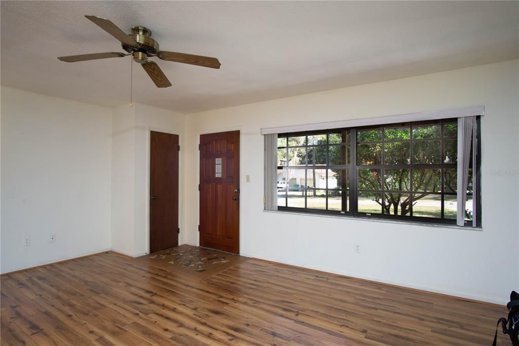 For Sale: $234,500 (2 beds, 1 baths, 1076 Square Feet)