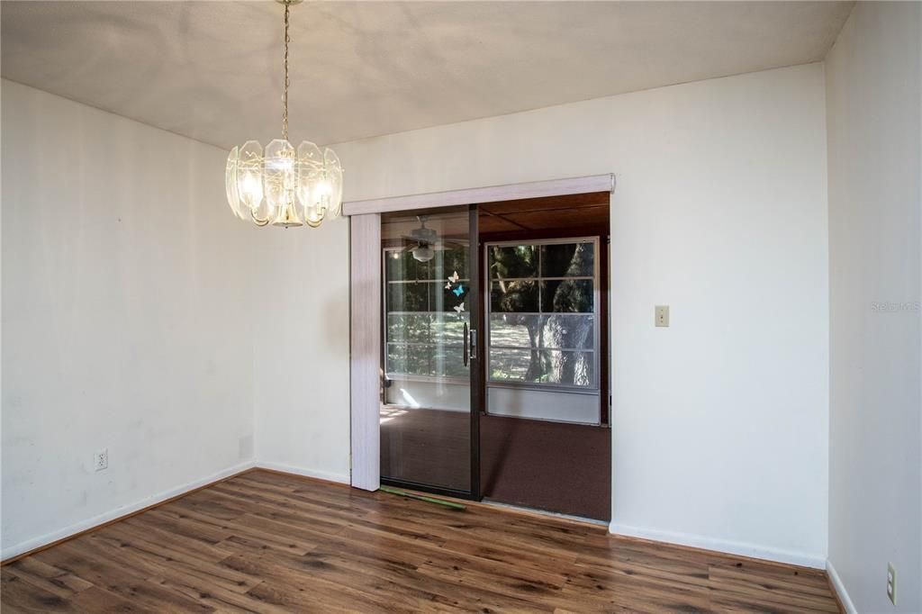 For Sale: $234,500 (2 beds, 1 baths, 1076 Square Feet)