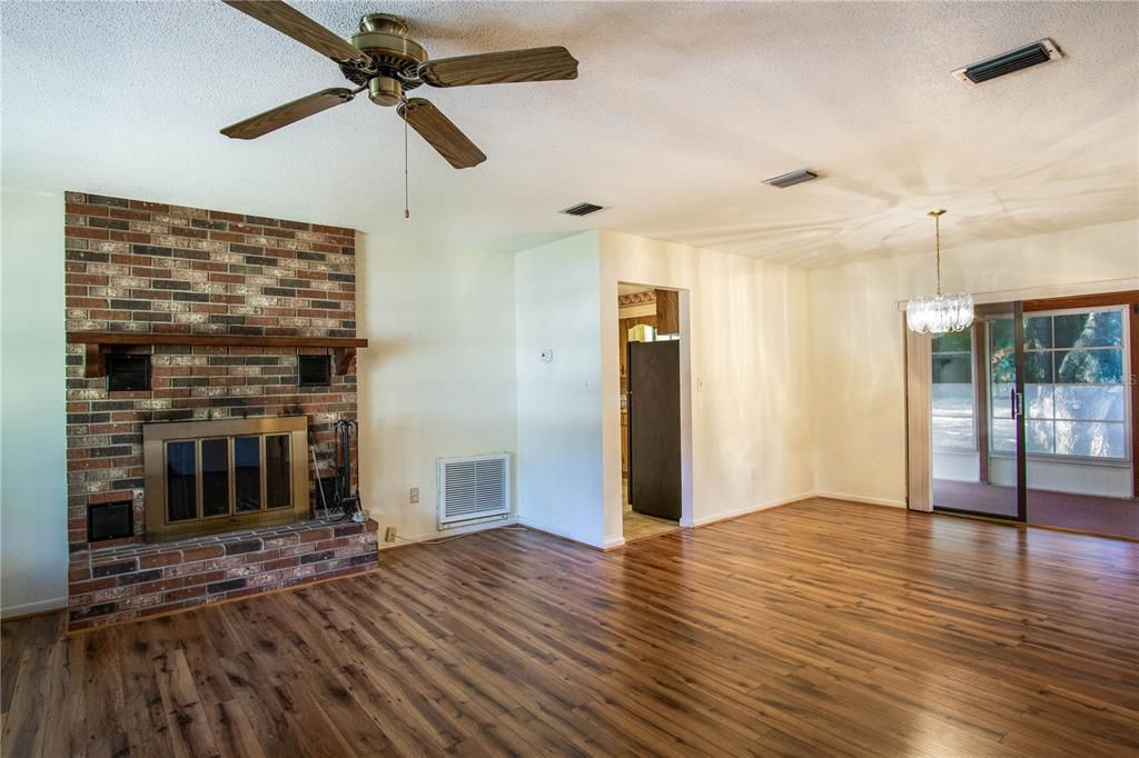 For Sale: $234,500 (2 beds, 1 baths, 1076 Square Feet)