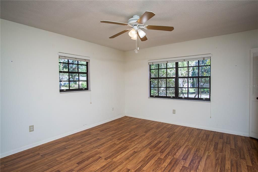 For Sale: $234,500 (2 beds, 1 baths, 1076 Square Feet)