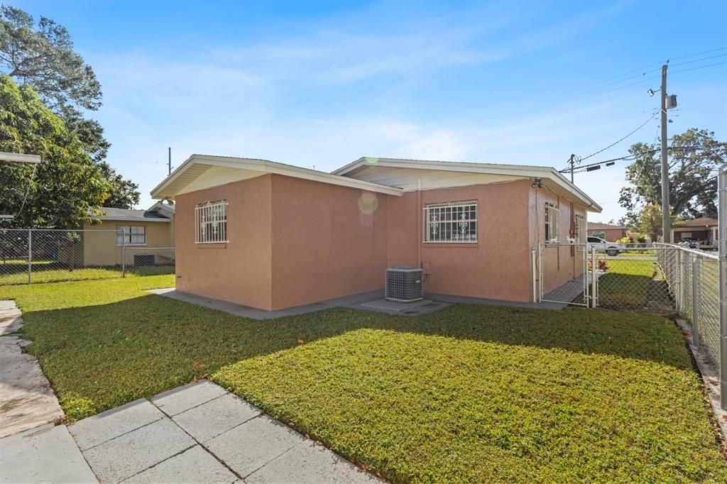 Active With Contract: $359,000 (3 beds, 1 baths, 948 Square Feet)