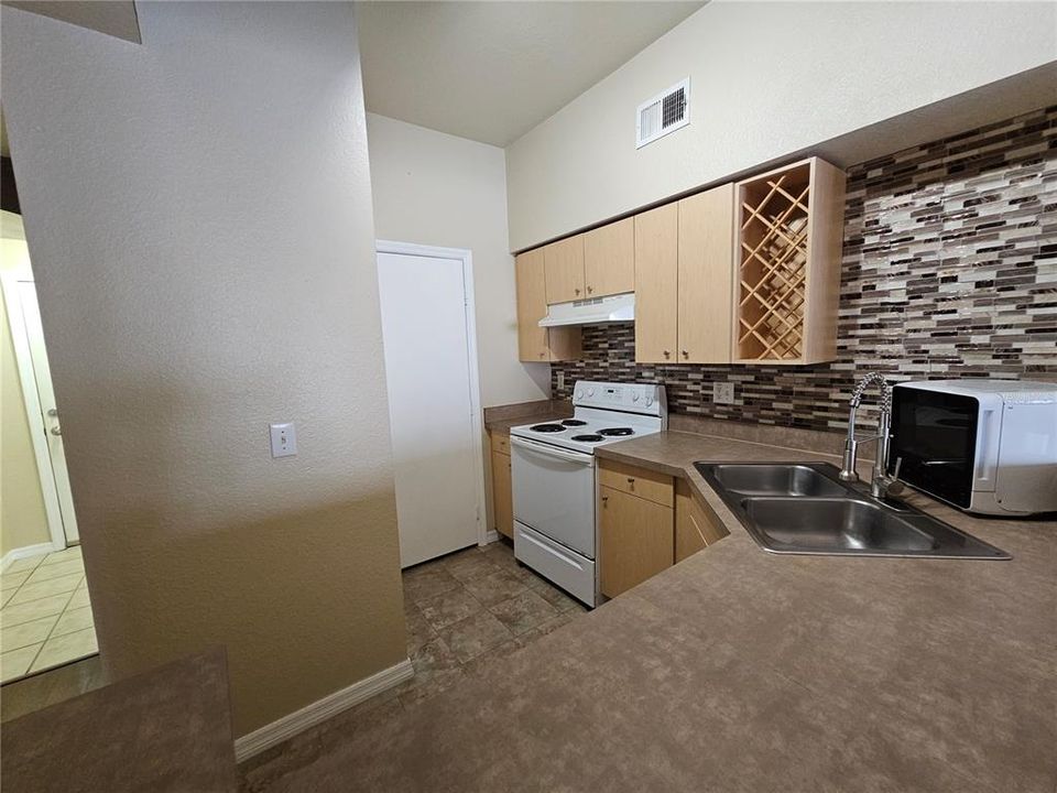 For Rent: $2,299 (1 beds, 1 baths, 743 Square Feet)