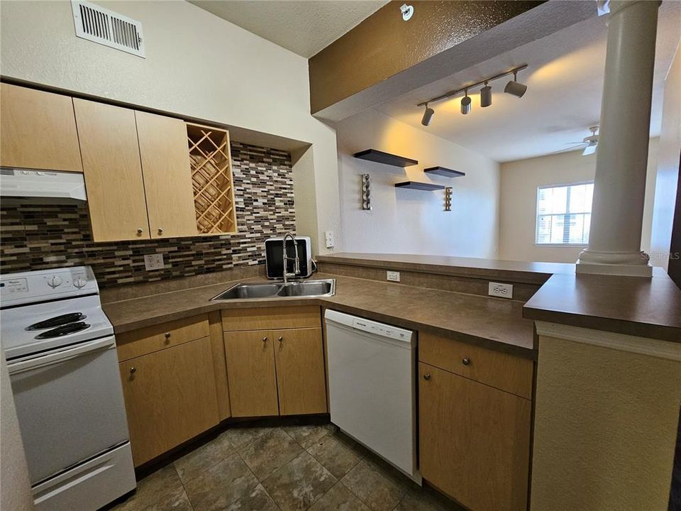 For Rent: $2,299 (1 beds, 1 baths, 743 Square Feet)