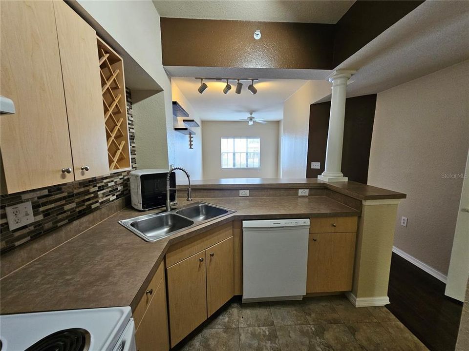 For Rent: $2,299 (1 beds, 1 baths, 743 Square Feet)