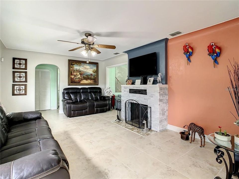 For Sale: $589,900 (2 beds, 2 baths, 1172 Square Feet)