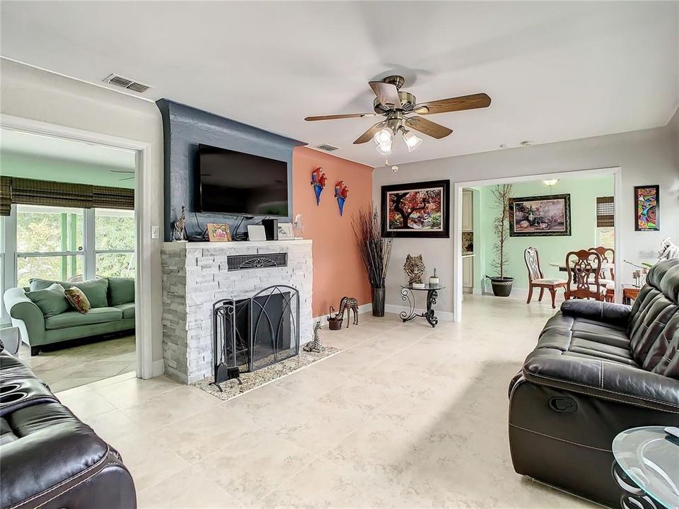 For Sale: $589,900 (2 beds, 2 baths, 1172 Square Feet)