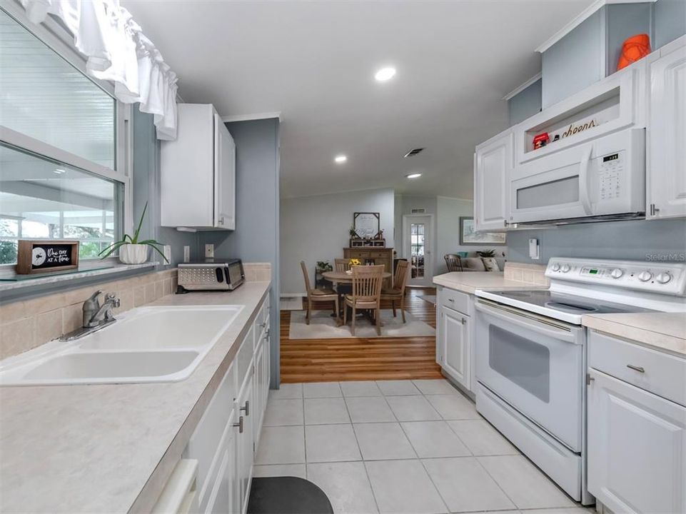 For Sale: $244,900 (3 beds, 2 baths, 1296 Square Feet)