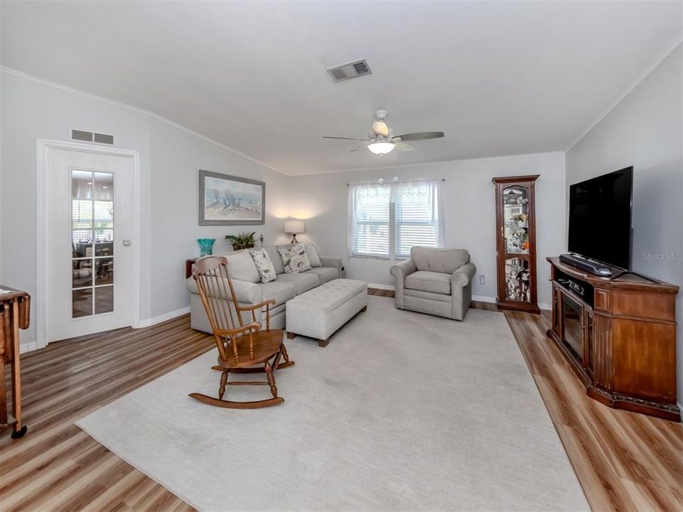 For Sale: $244,900 (3 beds, 2 baths, 1296 Square Feet)