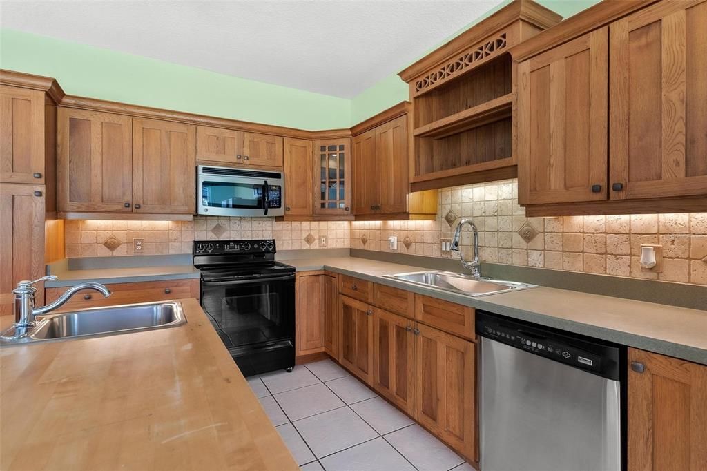 Kitchen with Solid Wood Cabinets