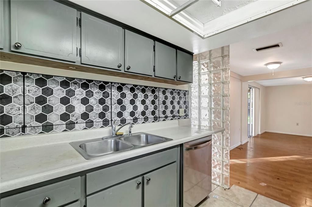 For Sale: $285,000 (3 beds, 2 baths, 1343 Square Feet)