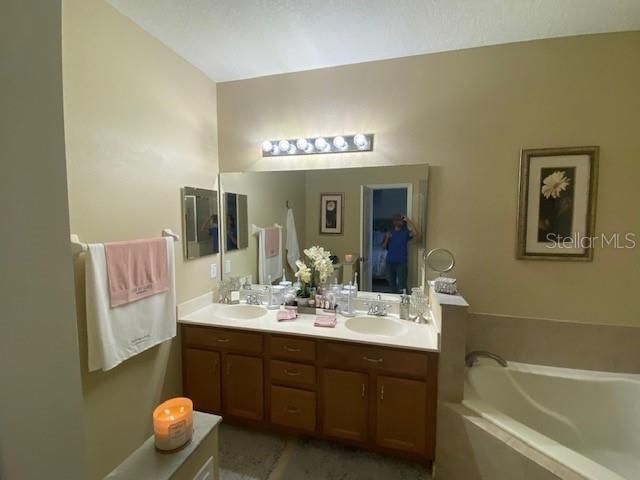 Ensuite Bath Dual Vanities