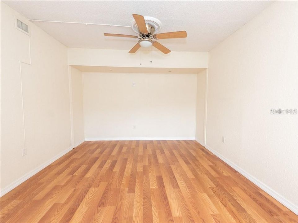 For Sale: $150,000 (2 beds, 1 baths, 826 Square Feet)