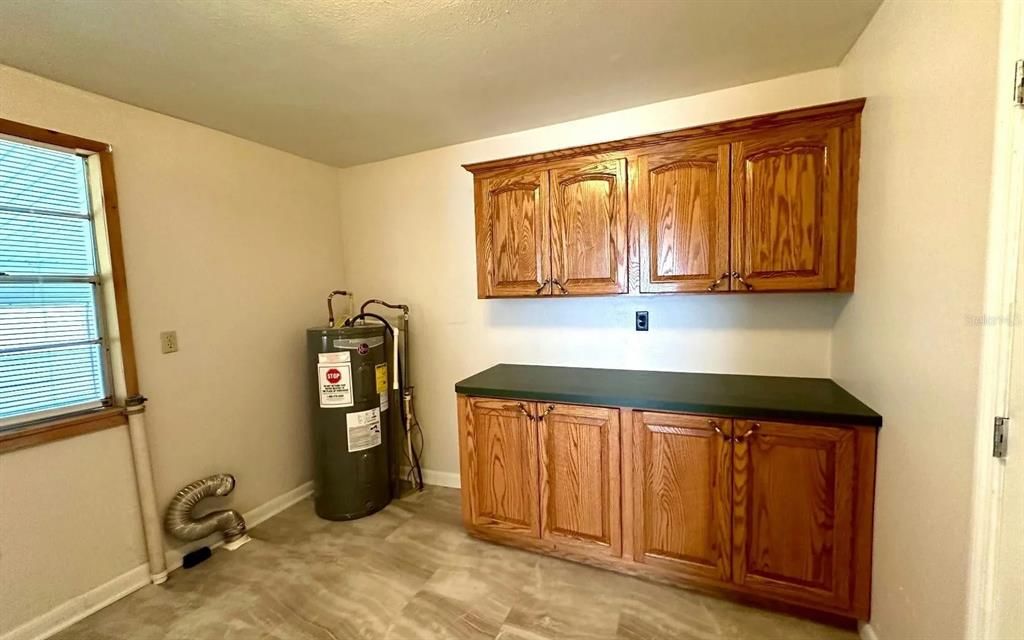 For Rent: $1,800 (4 beds, 1 baths, 1910 Square Feet)