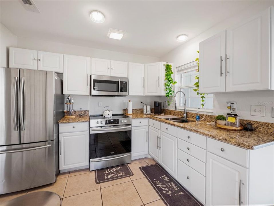 For Sale: $350,000 (3 beds, 1 baths, 1075 Square Feet)