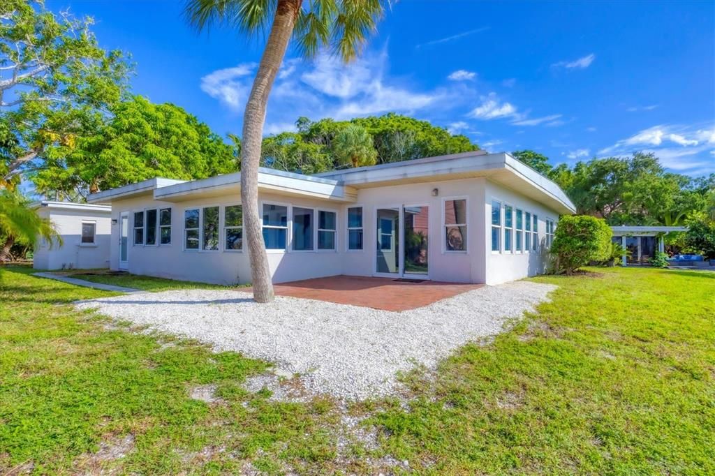 For Sale: $2,500,000 (2 beds, 2 baths, 1332 Square Feet)