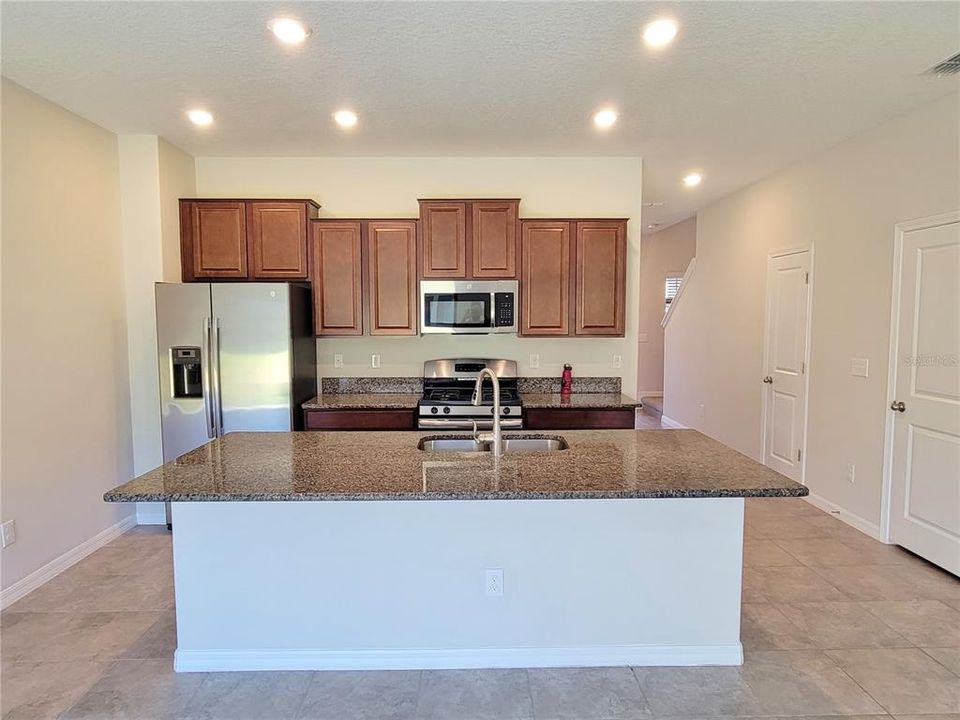 For Rent: $2,350 (3 beds, 2 baths, 1601 Square Feet)