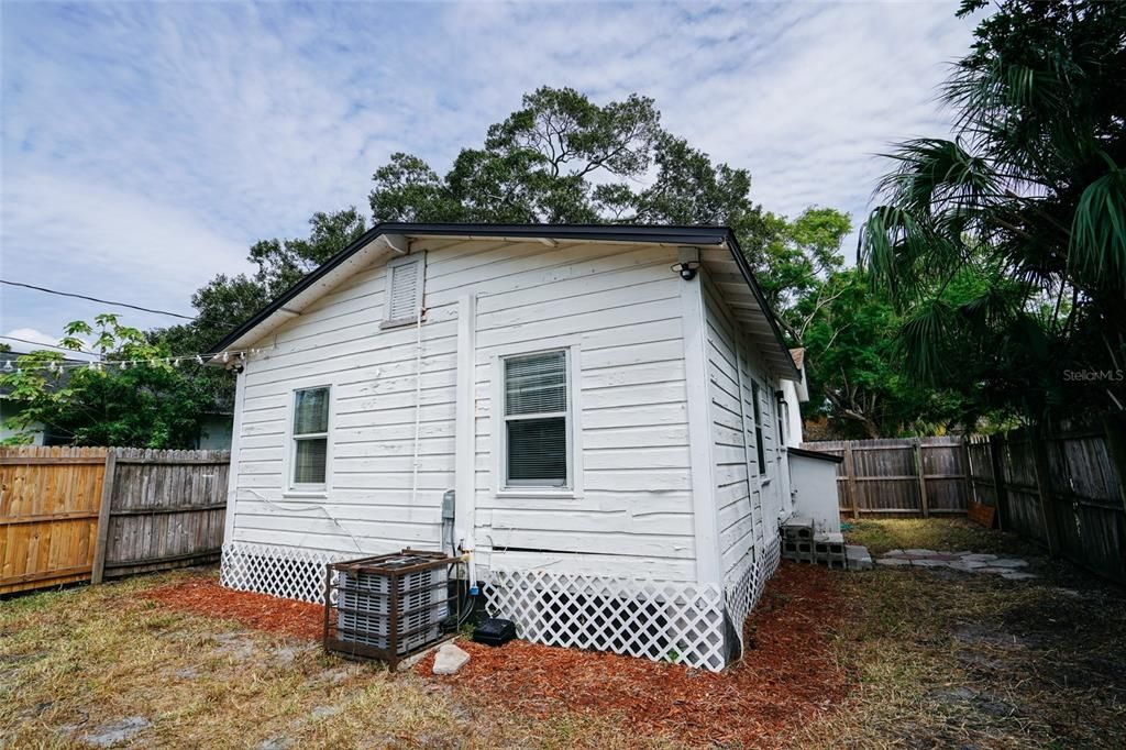 For Sale: $251,000 (3 beds, 1 baths, 819 Square Feet)