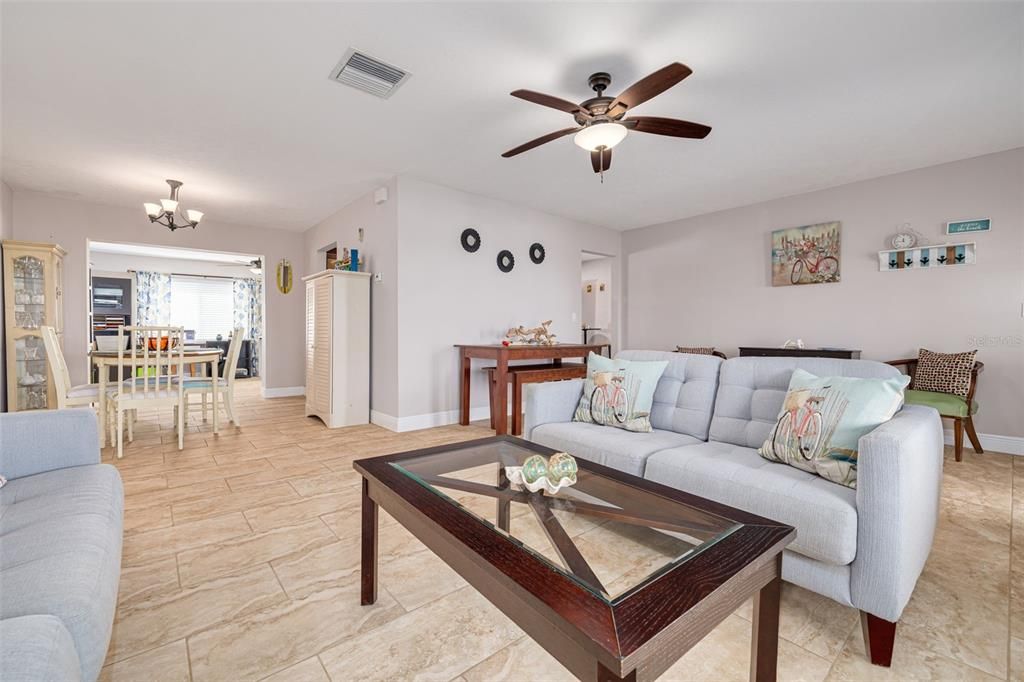 For Sale: $380,000 (2 beds, 2 baths, 1649 Square Feet)