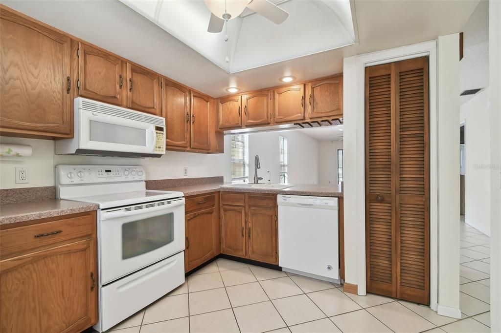 For Sale: $379,000 (2 beds, 2 baths, 1040 Square Feet)