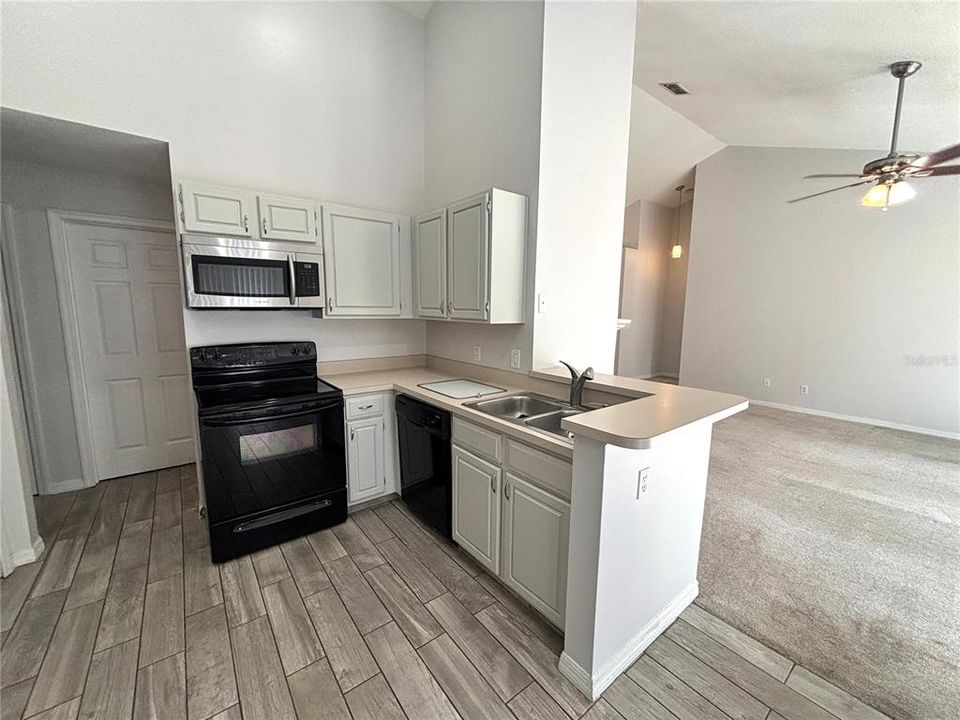 For Rent: $2,450 (3 beds, 2 baths, 1672 Square Feet)