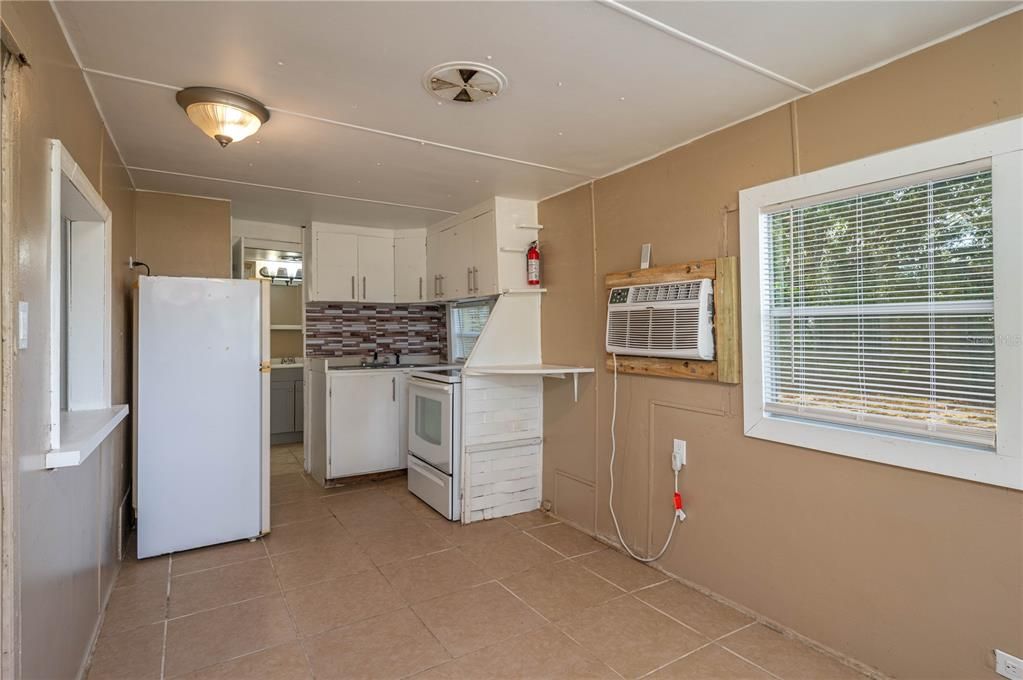 For Sale: $109,900 (2 beds, 2 baths, 636 Square Feet)