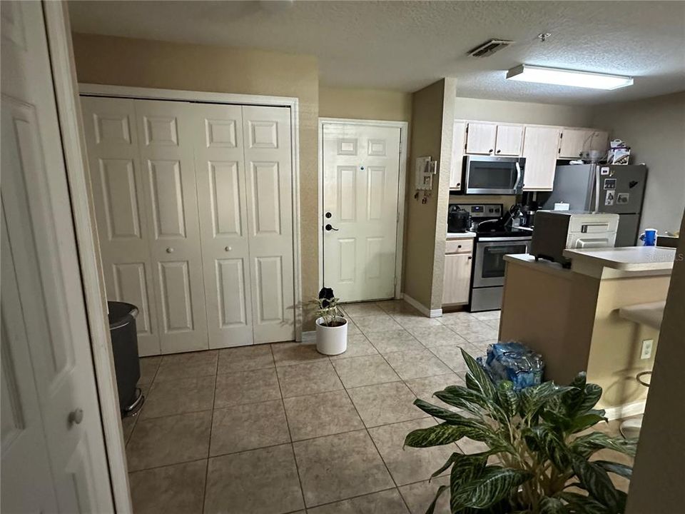 For Rent: $1,350 (1 beds, 1 baths, 723 Square Feet)